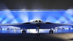 Zbrojovka Northrop Grumman představila B-21 Raider, nový špičkový bombardér vybavený technologií stealth