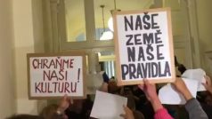 Soud zamítl odvolání somálské studentky. Kvůli hidžábu chtěla po škole omluvu a 60 tisíc