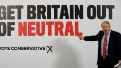Boris Johnson ukazuje plakát k předvolební kampani