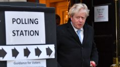 Boris Johnson vychází z volební místnosti