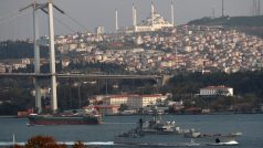 Loď ruského námořnictva proplouvá Bosporským průlivem v Istanbulu