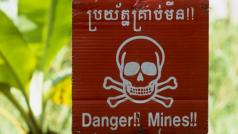 Varování před nášlapnými minami v Kambodži.