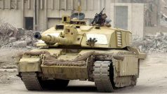 Tank typu Challenger 2 v iráckém městě Basra