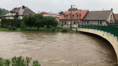 Zvedlá hladina říčky Novohradka v obci Luže na Chrudimsku