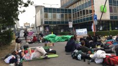 Třetí den protestu před chvaletickou elektrárnou