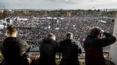 Dnešní akce se řadí mezi tři největší politické demonstrace, které se na Letné odehrály.