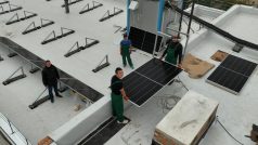 Instalace solárních panelů na střeše nemocnice v ukrajinském městě Rovno.