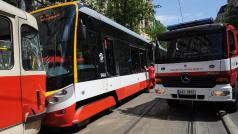 V centru Prahy se srazily dvě tramvaje. Nehoda se stala u tramvajové zastávky Štěpánská v ulici Ječná mezi I. P. Pavlova a Karlovým náměstím.