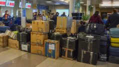 Zavazadla a krabice plné věcí zaměstnanců ruské ambasády