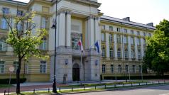 Budova Úřadu vlády ve Varšavě u parku Łazieński Królewskie (ilustrační foto)