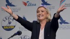 Marine Le Penová děkuje příznivcům SPD na demonstraci SPD na Václavském náměstí
