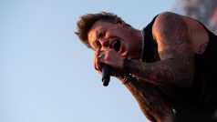 Zpěvák Papa Roach Jacoby Shaddix se hodinu a půl nezastavil