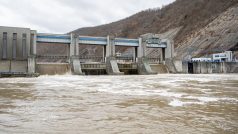 Přehrada Vrané nad Vltavou odpouští velkou masu vody, která přichází ze Sázavy