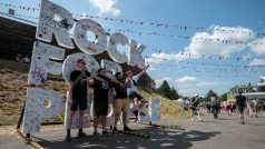 Návštěvníci využívali poslední možnost vyfotit se před tradičním nápisem s názvem festivalu. Chvílemi se stála i fronta