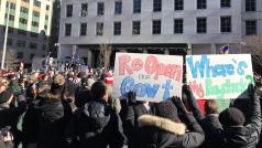 „Kde je moje výplata?“ stojí na jednou z transparentů, se kterými vyšli lidé do washingtonských ulic na protest pozastavenému financování vládních institucí ve Spojených státech.