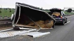 Zhruba na tři hodiny uzavřela ve čtvrtek ráno dálnici D46 mezi Olomoucí a Olšany u Prostějova nehoda osobního auta s přívěsným vozíkem přepravujícím dva koně