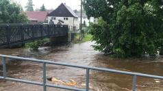 Hasiči na místě rozvážejí pytle s pískem a provádějí protipovodňová opatření.