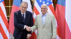 Prezident Miloš Zeman s americkým velvyslancem Stephenem Kingem.