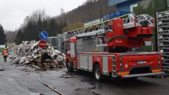 Poslední zbytky hořícího materiálu byly z výrobní haly během dopoledne vyvezeny a uhašeny na volném prostranství