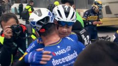 Cyklista Fabio Jakobsen se v cíli objímá s Markem Cavendishem