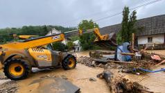 Práci hasičům v Šumvaldu komplikuje poškozená dopravní infrastruktura, utržené cesty i mosty.