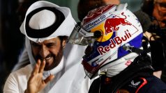 Předseda FIA Muhamad Sulajím v debatě s jezdcem Formule 1 Maxem Verstappenem během Velké ceny Kataru