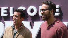 Herci Rob McElhenney (vlevo) a Ryan Reynolds na akci k seriálu Welcome to Wrexham: velšského fotbalového klubu, kteří herci vlastní