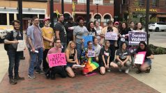 Do ulic vyšli zastánci i odpůrci potratů, kteří koordinovaně demonstrovali ve městech po celé zemi. Třeba i v Morgantownu