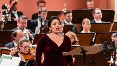 Zahajovací koncert letošní sezony Pražské komorní filharmonie v pražském Rudolfinu pod vedením francouzského šéfdirigenta Emmanuela Villaumea, hostem lednového vystoupení byla americká sopranistka Ailyn Pérezová