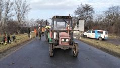 Traktor na vlečce převážel 18 lidí, deset z nich se při nehodě zranilo