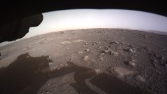 První pohled vozítka Persevarance na Mars v barevném rozlišení