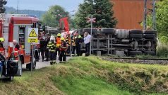 Velitel zásahu na místo povolala evakuační autobus, kam přestoupili nezranění cestující