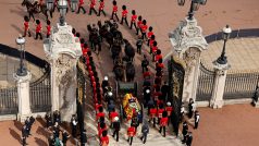 Smuteční průvod ve středu prošel branami Buckinghamského paláce, kde se s královnou mohla rozloučit královská rodina. Odsud zamířil do Westminsterského paláce, kde rakev zůstala do dne pohřbu