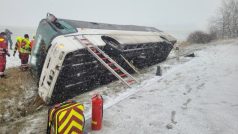 Autobus sjel ze zasněžené silnice