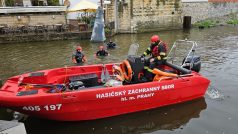 Pražští hasiči preventivně vyčišťují kolejnici protipovodňových vrat Čertovky