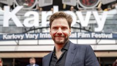 Německo-španělský herec Daniel Brühl ve Varech uvedl svůj režijní debut Soused