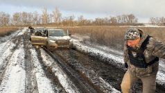 Silnice jsou plné děr, výmolů a kráterů – není to, navíc v zimních podmínkách, nic příjemného. Je potřeba mít dobré auto.