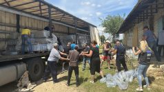 Vesnice nad Kachovskou přehradou nemají po jejím zničení vodu, na místo ji dováží třeba Člověk v tísni