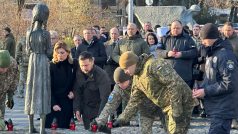 Volodymyr Zelenskyj s manželkou Olenou u pomníku Hladomoru