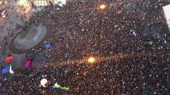 Zaplňující se Staroměstské náměstí: manifestace za odstoupení premiéra Andreje Babiše z hnutí ANO.