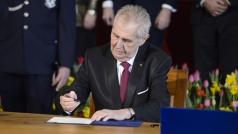 Inagurace prezidenta Miloše Zemana 2018. Miloš Zeman podepisuje prezidentský slib ve Vladislavském sálu na Pražském hradě