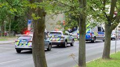 Policisté zasahovali na gymnáziu v Litvínově. Do budovy násilně vtrhl neznámý muž, kterého později zadrželi