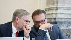 Premiér Petr Fiala (ODS) a šéf Lidovců Marian Jurečka (KDU-ČSL) na jednání vlády den poté, co premiér oznámil vůli odvolat šéfa Pirátů Bartoše z ministerstva pro místní rozvoj