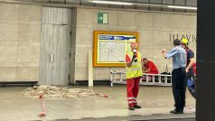 Technici prohlíží i zbytek stropu ve stanici metra