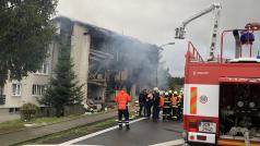 Třípodlažní bytový dům vedle hlavní silnice v Lenoře je zdemolovaný. Příčina výbuchu i škody zatím nejsou zjištěny