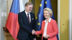 Předsedkyně Evropské komise Ursula von der Leyenová s českým premiérem Petrem Fialou (ODS)