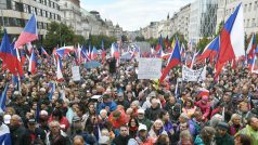 Na Václavském náměstí v Praze se na protivládní demonstraci scházejí tisíce lidí, účastníci s sebou mají vlajky České republiky a transparenty proti vládě
