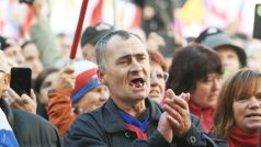 Mezi požadavky protestujících je kromě demise vlády i to, aby se lidé z Ukrajiny po konci války vrátili zpět do své země
