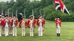 Američané slaví Den nezávislosti. Nadšenci pro vojenskou historii oblékli dobové kostýmy