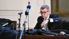 Obžalovaný Andrej Babiš si před závěrečnou řečí během krátké přestávky soudu přikryl své přípravy kabátem